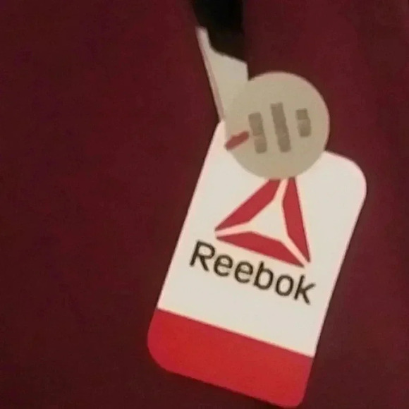 💙🐾New Burgundy Reebok color block qtr zip - Picture 5 of 8